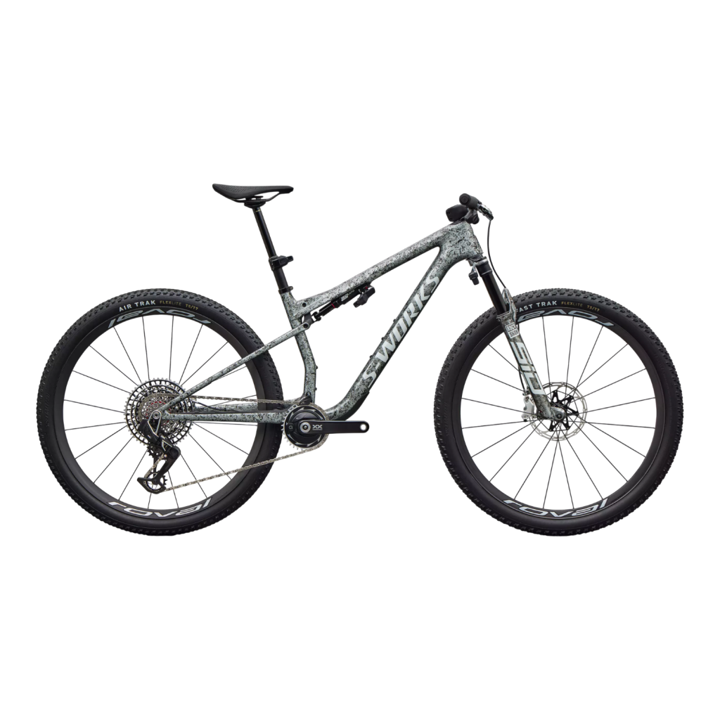 En MTB Specialized Epic 9 S-Works, 29", i grått eller rött, med full fjädring, skivbromsar, platt styre och knobbydäck visas från sidan mot en vit bakgrund.