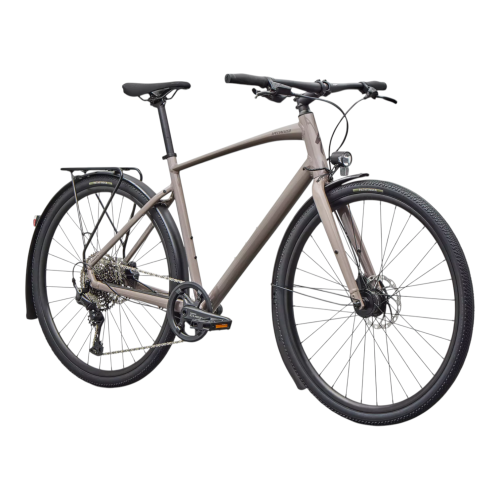 Specialized Sirrus X 3.0 EQ hybridcykel i grått har ett pakethållare bak, främre och bakre skärmar, platt styre och skivbromsar, som visas på en vit bakgrund.