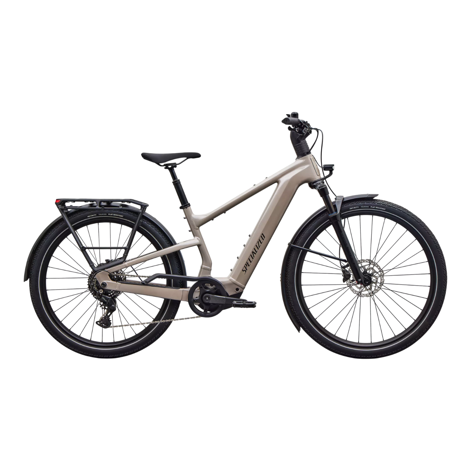 95027-52_VADO-3-40-SNDSTNMET-WRMSMKMET-BRSHCP_HERO-PDP En Specialized Vado 3.0 elcykel i beige, med en step-over ram, framfjädring, skivbromsar, pakethållare, skärmar och integrerat batteri i underröret, visas mot en vit bakgrund.