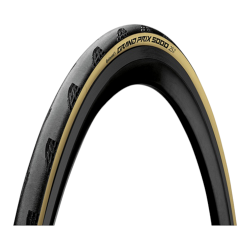 Närbild av ett Continental Grand Prix 5000 cykeldäck, med svart slitbana med texturerat mönster och brun sidovägg, mot en vit bakgrund. Däckets storlek är markerad som 25 mm.