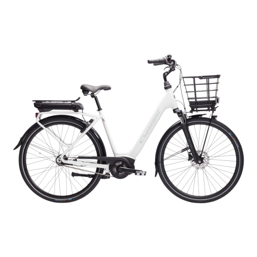 Vit elcykel med genomgående ram, svart styre, bakre batteripaket, korg fram samt främre och bakre stänkskärmar, visad i sidoprofil mot vit bakgrund.
