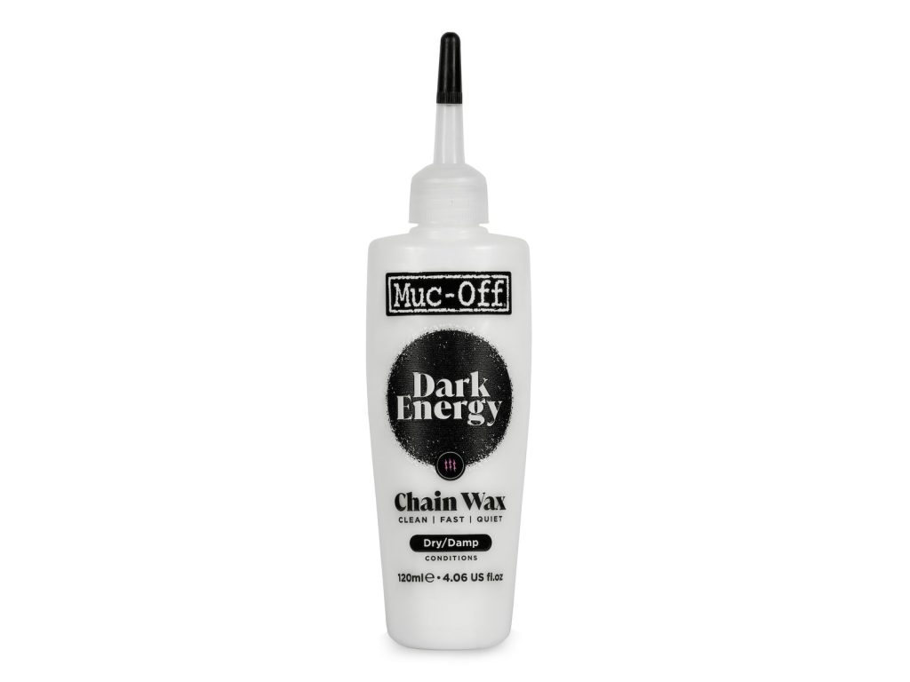 En vit plastflaska med Muc-Off Dark Energy Chain Wax med ett spetsigt munstycke och svart lock, med produktvarumärke och användningsinformation på framsidan av etiketten. Flaskan innehåller 120 ml (4,06 US fl oz).