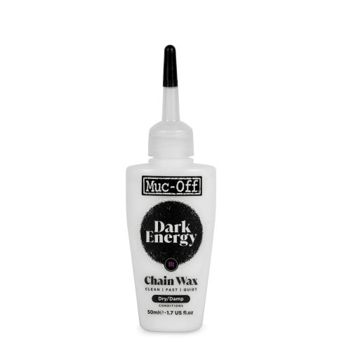 En vit plastflaska med Muc-Off Dark Energy Chain Wax med ett svart spetsigt munstycke, märkt för användning i torra eller fuktiga förhållanden. Flaskan innehåller 50 ml eller 1,7 US fl oz produkt.