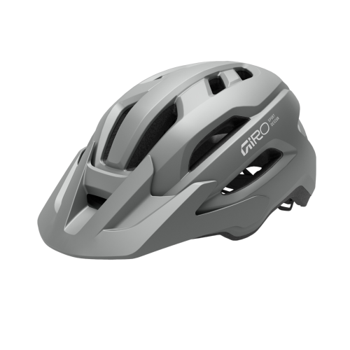 En grå Hjälm Giro Fixture II MIPS-hjälm (58–65 cm, XL) med flera ventilationsöppningar, ett visir framtill och logotypdetaljer visas mot en vit bakgrund.