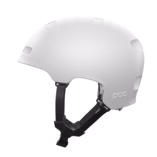 En vit Barnhjälm POC Crane Mips-cykelhjälm med en slät, rundad design, flera ventilationsöppningar, svarta justerbara remmar med spänne på sidan och ”poc”-logotypen nära underkanten.