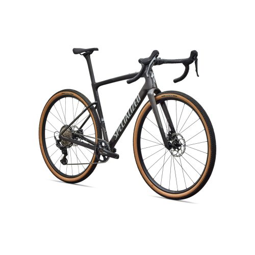 Specialized Crux 5 Sport Gravel, som här visas i svart med drop-styre, skivbromsar, däck med beige sidor och en ram i kolfiber, är skickligt utformad för tuffa gruscykelturer. Avbildad mot en vit bakgrund.
