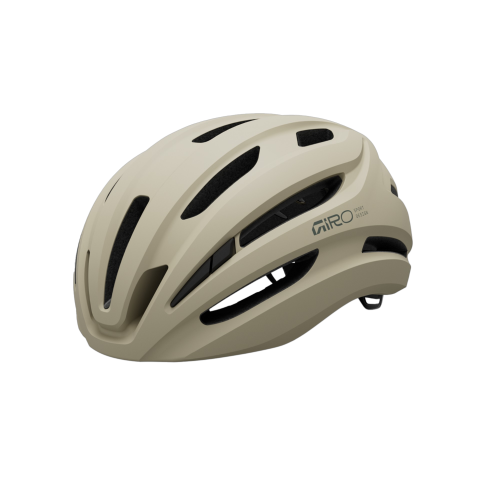 En beige Hjälm Giro Isode MIPS II (54–61 cm, flera färger), med flera ventilationsöppningar och en strömlinjeformad design liknande Giro Register MIPS II, visas mot en vit bakgrund.
