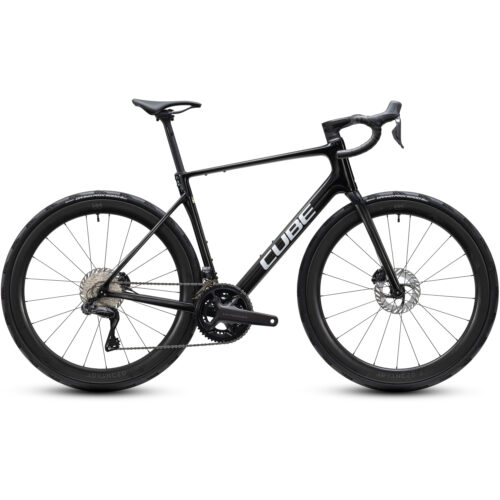 En sidovy av landsvägscykeln Racer Cube Attain C:62 SLT, Ultegra Di2 – Svart visas mot en vit bakgrund. Cykeln har en svart ram med drop-styre, skivbromsar och smala däck.