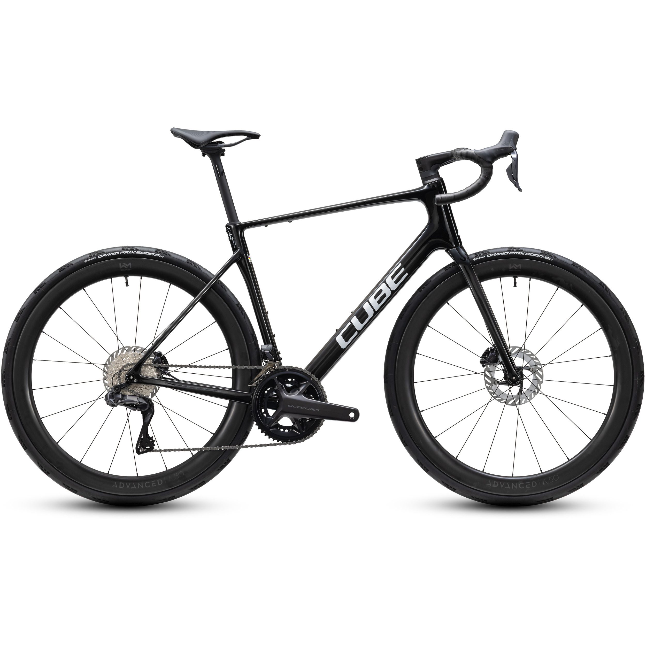 1131900_S_00 En sidovy av landsvägscykeln Racer Cube Attain C:62 SLT, Ultegra Di2 – Svart visas mot en vit bakgrund. Cykeln har en svart ram med drop-styre, skivbromsar och smala däck.