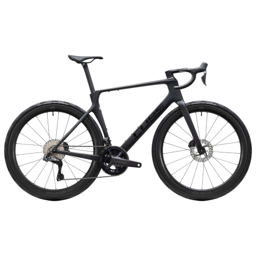 En Racer Cube Agree C:62 PRO Blackline, Ultegra Di2 – Svart landsvägscykel med drop-styre, skivbromsar, smala däck och en ram i kolfiber avbildas från sidan mot en enfärgad vit bakgrund.