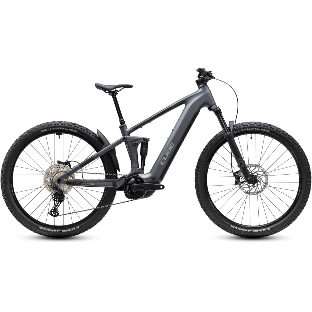 En mattgrå El-MTB Cube Stereo Hybrid ONE22 PRO 800, en eldriven mountainbike med fram- och bakfjädring, skivbromsar, däck med grovt mönster och ordet ”CUBE” på ramen, visas i sidoprofil mot en vit bakgrund.