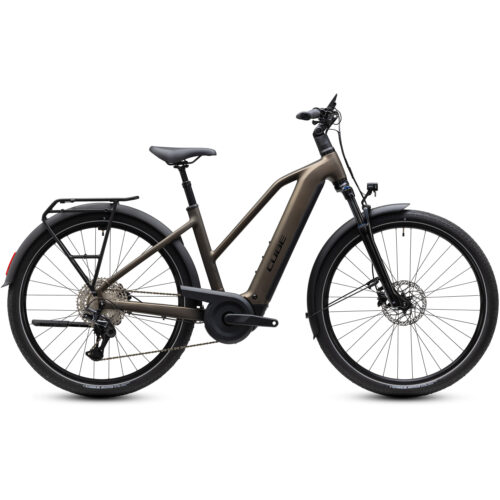 En grå EL-cykel av modellen Cube Touring Hybrid Pro 800, en elcykel med lågt insteg, svart sadel, bakre pakethållare, skärmar fram och bak, skivbromsar och en mittmonterad motor, visas från sidan mot en vit bakgrund.