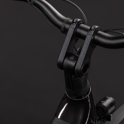 Närbild på styret och styrstammen på EL-cykel Cube Supreme Hybrid Comfort ONE 600, 5s – Svart mot en mörk bakgrund, där den främre delen med synliga kablar och en del av styrröret framhävs.
