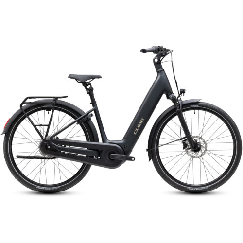 En sidovy av EL-cykel Cube Supreme Hybrid Pro 625, Lågt insteg (kopia), en matt svart elcykel med lågt insteg, bakre pakethållare, skärmar fram och bak samt upprätt styre, avbildad mot en enfärgad vit bakgrund.