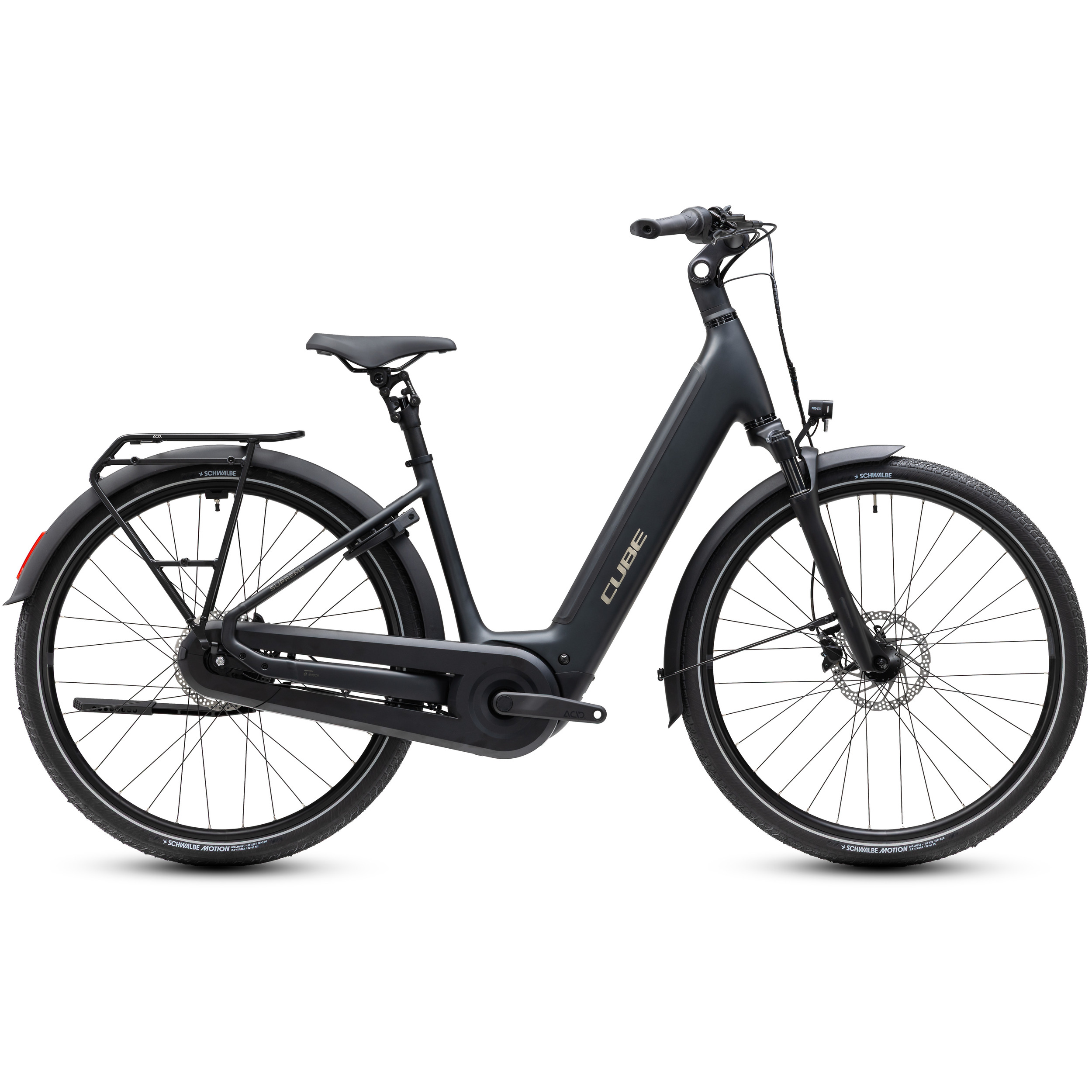 1114200_S_00 En sidovy av EL-cykel Cube Supreme Hybrid Pro 625, Lågt insteg (kopia), en matt svart elcykel med lågt insteg, bakre pakethållare, skärmar fram och bak samt upprätt styre, avbildad mot en enfärgad vit bakgrund.
