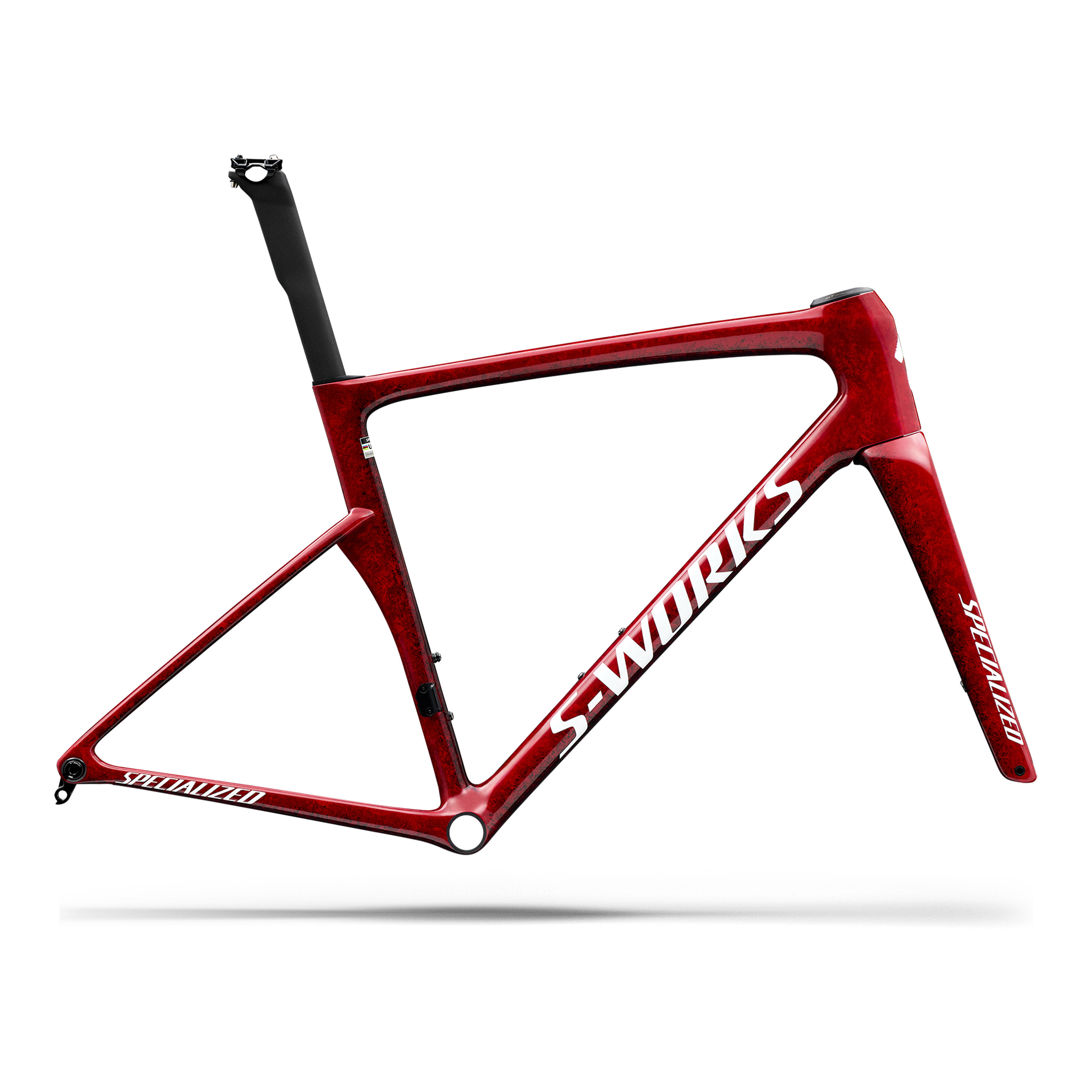 74927-06_TARMAC-SL9-SW-FRMSET-VIVRED-TARBLK-WHT_HERO_DARK-SQUARE En röd cykelram och gaffel av märket Specialized S-Works avbildade mot en vit bakgrund, med märkningen ”S-Works” i stora vita bokstäver. Inga hjul, styren eller andra komponenter är monterade.