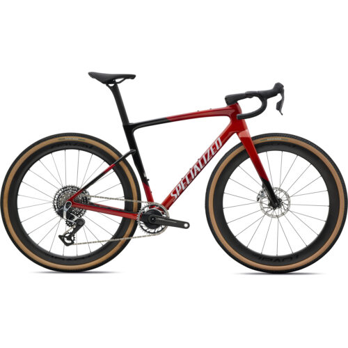 En röd och svart Specialized-landsvägscykel med drop-styre, däck med beige sidor, hjul med djup profil och en lätt ram. Cykeln är avbildad från sidan mot en vit bakgrund.