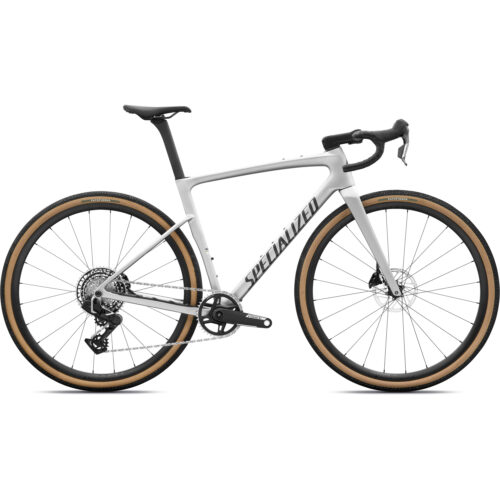 En vit gravelcykel från Specialized med drop-styre, däck med beige sidor, skivbromsar och ordet ”Specialized” i svart på ramen, avbildad i sidoprofil mot en enfärgad vit bakgrund.