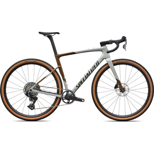 En modern gravelcykel från Specialized med grå och brun ram, drop-styre, skivbromsar och däck med beige sidor visas mot en vit bakgrund. Cykeln är avbildad i sidoprofil.