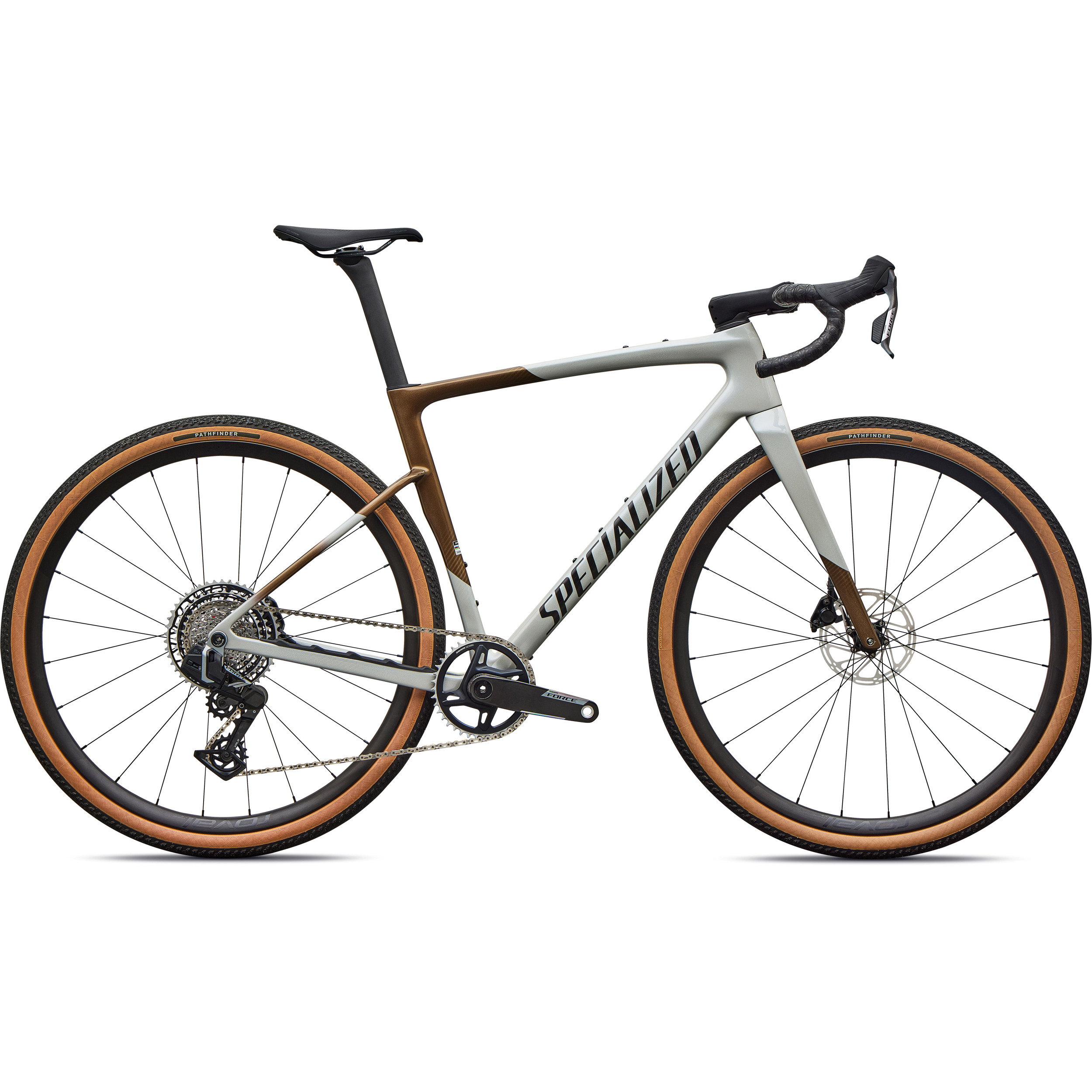 91427-31_CRUX-5-EXPERT-AXS-GLDPRL-DLMMET-METOBSD_HERO En modern gravelcykel från Specialized med grå och brun ram, drop-styre, skivbromsar och däck med beige sidor visas mot en vit bakgrund. Cykeln är avbildad i sidoprofil.