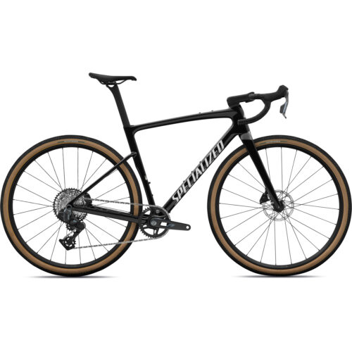 En svart Specialized-landsvägscykel med däck med beige sidoväggar, drop-styre, skivbromsar och ett synligt kedjehjul visas i profil mot en vit bakgrund, med ”SPECIALIZED”-logotypen på ramen.