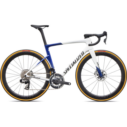 En landsvägscykel med en blå, vit och svart ram, svart sadel och styre, hjul med gula kanter och ”Specialized”-logotypen på ramen. Cykeln avbildas i profil mot en vit bakgrund.