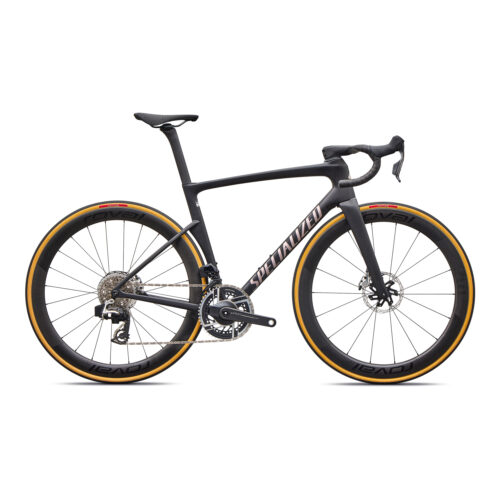 En svart Specialized-landsvägscykel med drop-styre, hjul med gula detaljer, skivbromsar och ett synligt växelsystem, avbildad i profil mot en vit bakgrund.