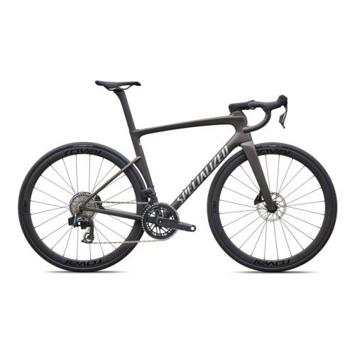 En matt svart Specialized-landsvägscykel med drop-styre, skivbromsar och Roval-hjul med djup profil avbildas i profil mot en vit bakgrund. Ramen pryds av en framträdande ”Specialized”-logotyp.