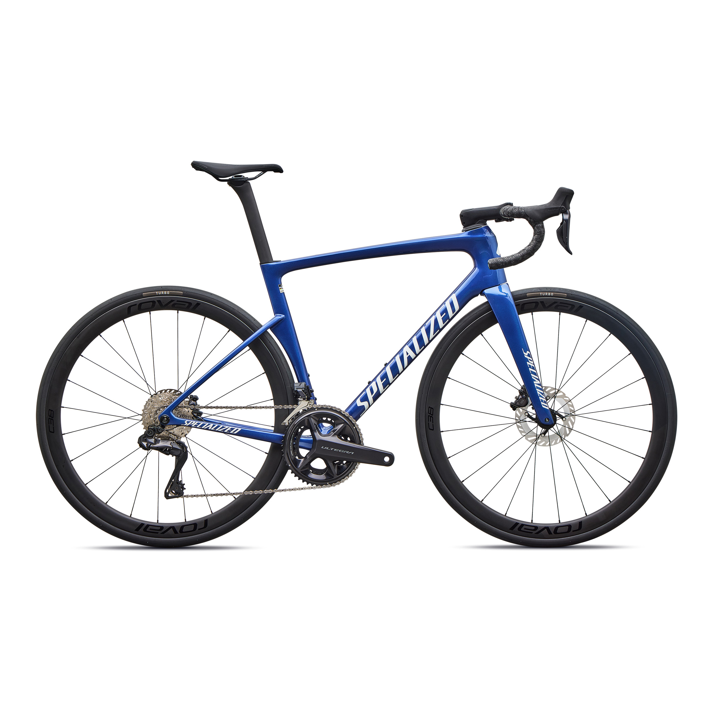 90823-52_PORTO-40-NB-SMK-BLK_HERO.psd En blå Specialized-landsvägscykel med drop-styre, svart sadel, smala däck, skivbromsar och vit logotyp på ramen, avbildad i profil mot en enfärgad vit bakgrund.