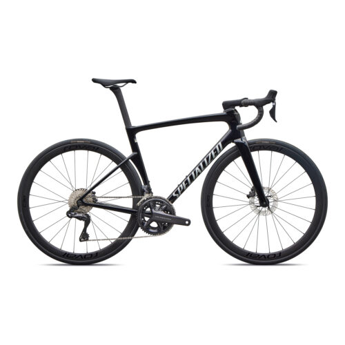 En svart Specialized-landsvägscykel med drop-styre, skivbromsar och smala däck visas i sidoprofil mot en vit bakgrund. Ordet ”Specialized” är tryckt på ramen.