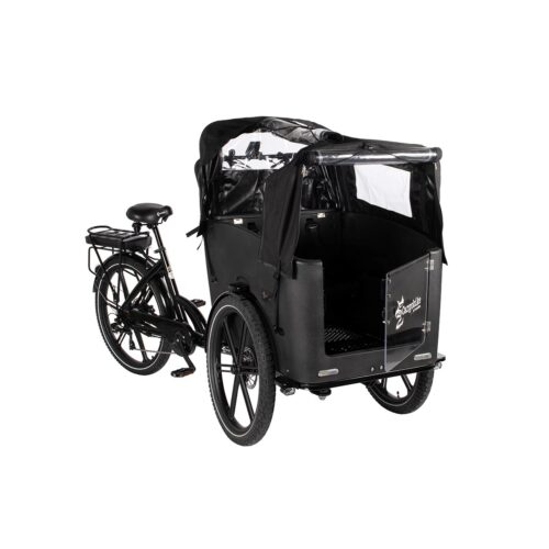 En svart trehjulig lastcykel med baksäte och ett rymligt lastutrymme framtill är utrustad med taket ”Cargobike Kapell för Delight och Flex Nova – Svart” (inkl. stänger). Det främre utrymmet har en lucka med ett genomskinligt fönster och silverfärgade gångjärn. Cykeln visas mot en vit bakgrund.