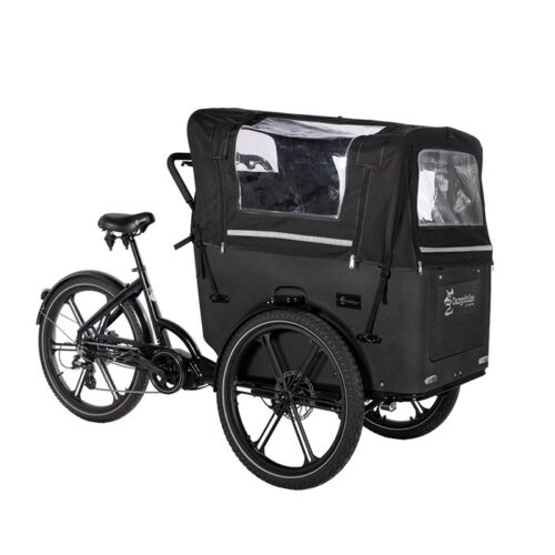 En svart trehjulig lastcykel utrustad med ett Cargobike Kapell för Delight och Flex Nova – Svart (inklusive stänger) som täcker passagerarutrymmet, med genomskinliga fönster och en svart ram. Cykeln är avbildad från en bakre sidovinkel mot en enfärgad vit bakgrund.