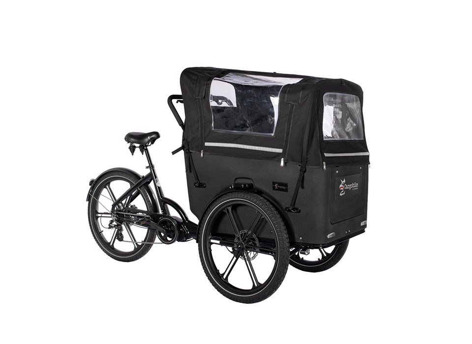 Cargobike Delight Nova Erlan 3 En svart trehjulig lastcykel utrustad med ett Cargobike Kapell för Delight och Flex Nova – Svart (inklusive stänger) som täcker passagerarutrymmet, med genomskinliga fönster och en svart ram. Cykeln är avbildad från en bakre sidovinkel mot en enfärgad vit bakgrund.