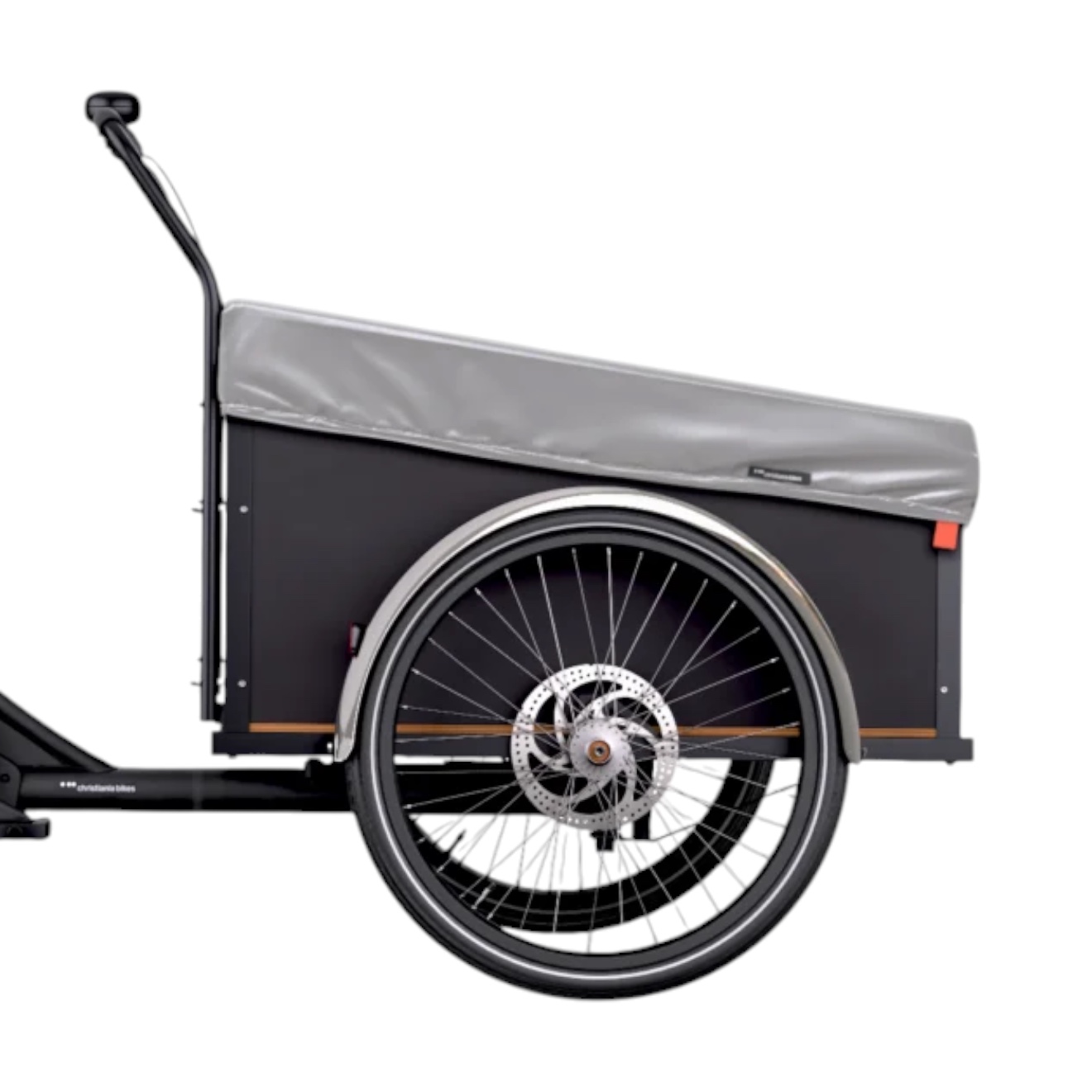 ChBikes.full-Raincover.01-1-1320x1320.png En närbild från sidan av en svart lastcykel med en rymlig förvaringslåda framtill, skyddad av Christiania Bikes Regnskydd för låda – Silver, och med ett enda stort hjul med synliga ekrar och skivbroms mot en enfärgad vit bakgrund.