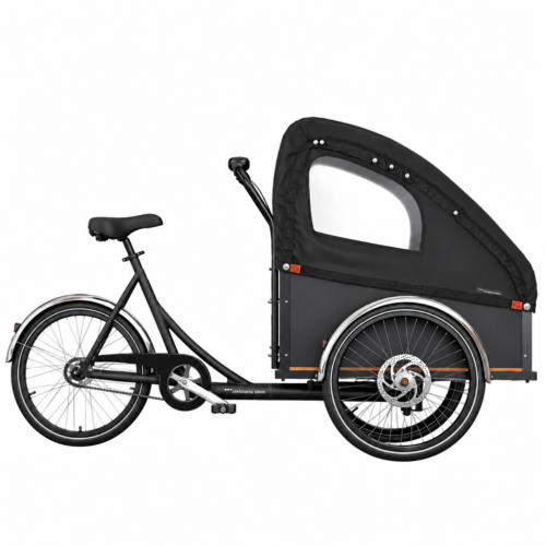 En svart Christiania Y-bälte – Svart eller Röd (kopia) lastcykel med ett täckt främre lastutrymme med genomskinliga sidorutor, två framhjul och ett bakhjul, avsedd för transport av gods eller passagerare. Sätet och styret är placerade baktill, och den är utrustad med det praktiska Y-bältet från Christiania Bikes för ökad säkerhet vid varje tur.