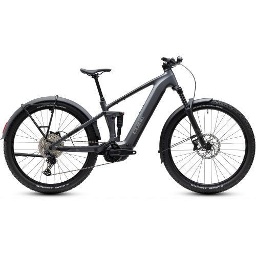 En matt svart eldriven mountainbike med fram- och bakfjädring, skivbromsar, breda däck och stänkskärmar, avbildad i profil mot en vit bakgrund. Cykeln har ”CUBE”-logotypen på ramen.