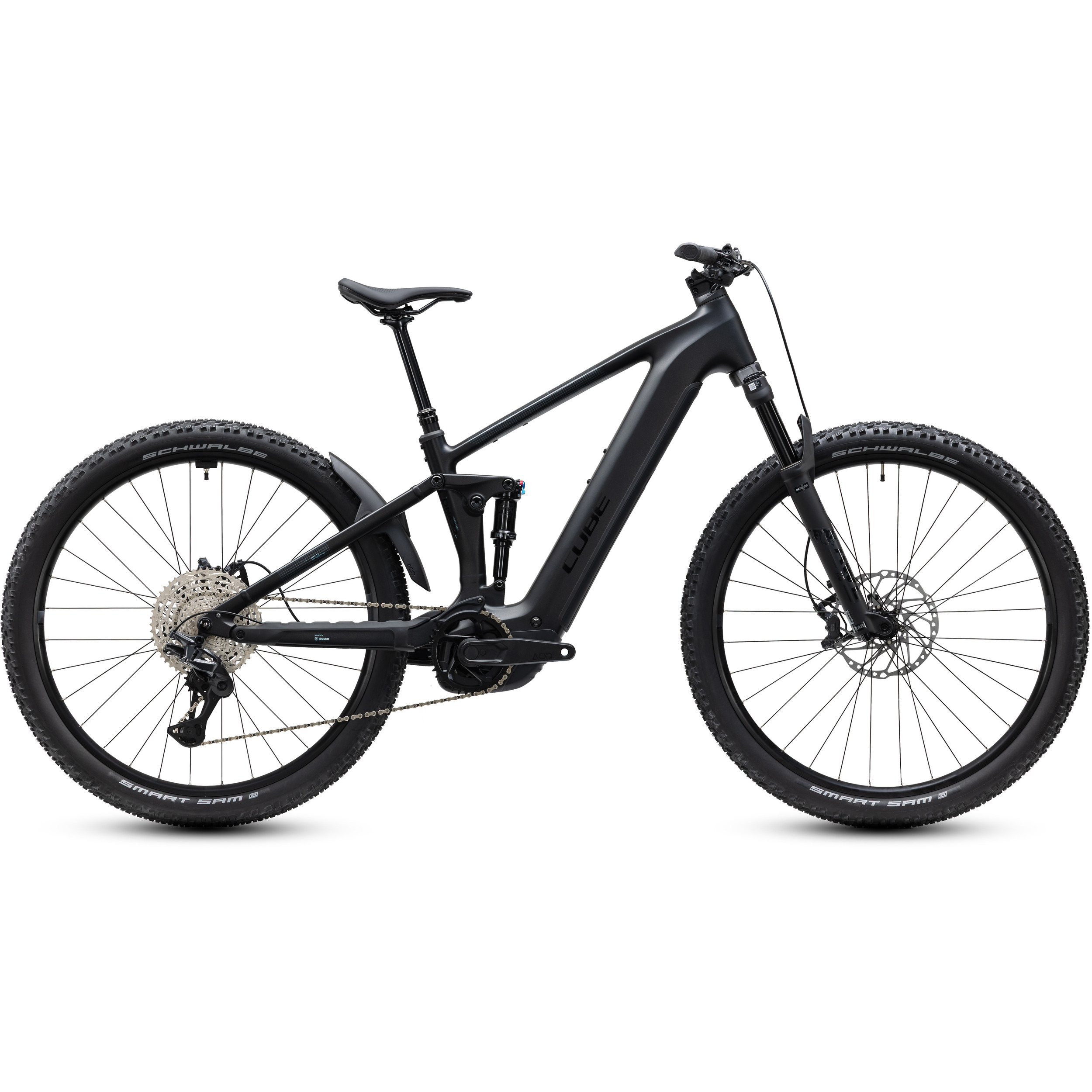 Cube 1101600 En matt svart mountainbike med helfjädring, breda däck, skivbromsar och en synlig mittmonterad motor. Cykeln avbildas i profil, vänd åt höger, mot en enfärgad vit bakgrund.