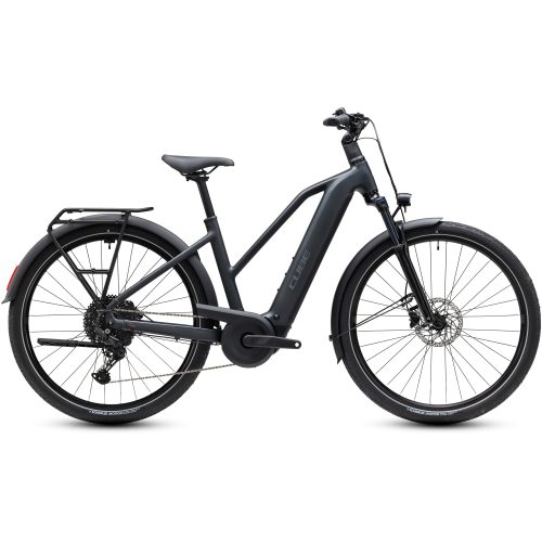 En matt svart elcykel med lågt insteg, framgaffel med fjädring, bakre pakethållare, stänkskärmar och skivbromsar, fotograferad från sidan mot en vit bakgrund.