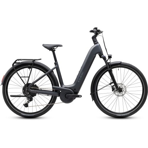 En matt svart elcykel med lågt insteg, framgaffel med fjädring, bagagehållare bak och skärmar på båda hjulen. Cykeln har ett rakt styre och skivbromsar.
