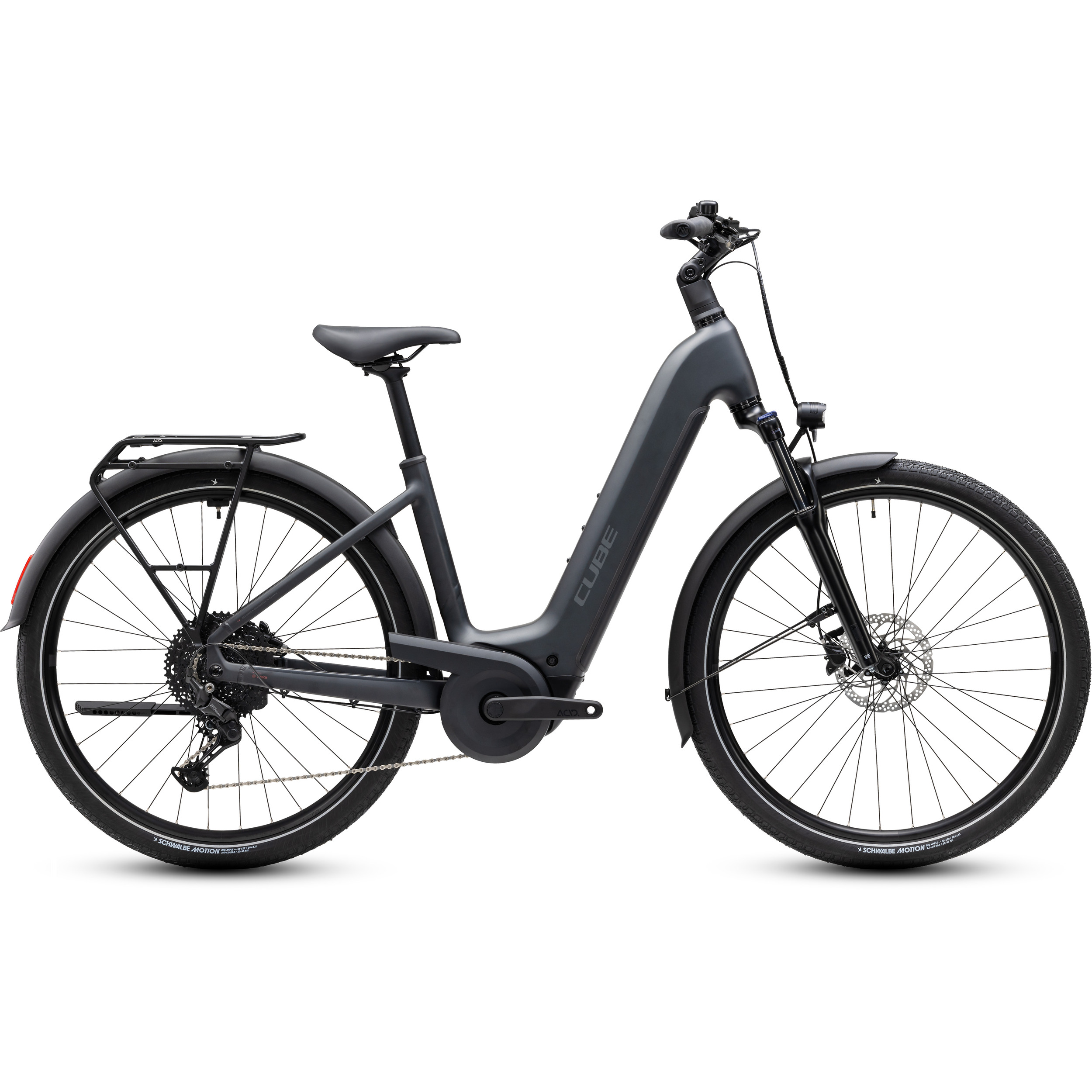 Cube 1111102 En matt svart elcykel med lågt insteg, framgaffel med fjädring, bagagehållare bak och skärmar på båda hjulen. Cykeln har ett rakt styre och skivbromsar.