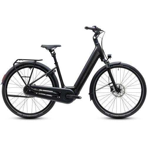En svart elcykel med lågt insteg, upprätt styre, stänkskärmar, bakre pakethållare och inbyggt batteri, avbildad i sidovy mot en vit bakgrund.