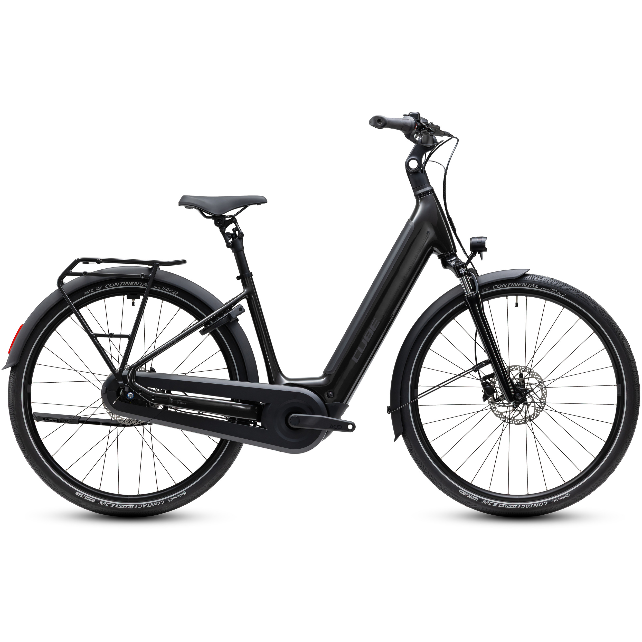 Cube 1114100 En svart elcykel med lågt insteg, upprätt styre, stänkskärmar, bakre pakethållare och inbyggt batteri, avbildad i sidovy mot en vit bakgrund.