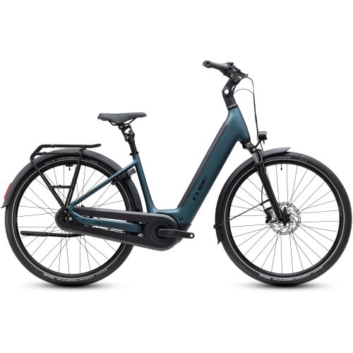 En blå elcykel med lågt insteg, bakre pakethållare, svart sadel, skärmar fram och bak samt skivbromsar. Cykeln avbildas från sidan mot en vit bakgrund.