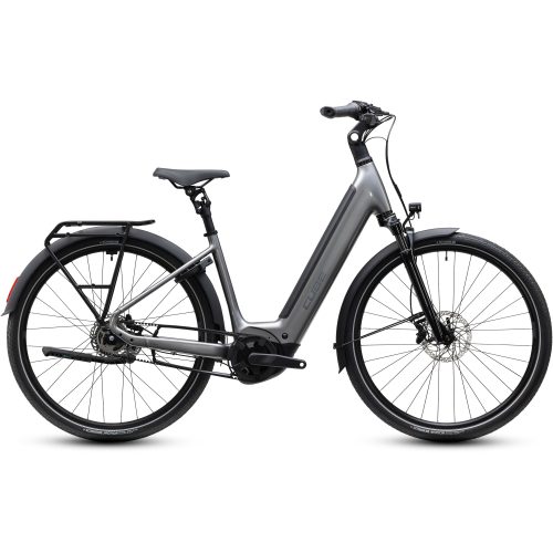 En grå elcykel med lågt insteg, framfjädring, skivbromsar, bakre pakethållare och stänkskärmar, avbildad i profil mot en vit bakgrund. Varumärket ”Cube” syns på ramen.
