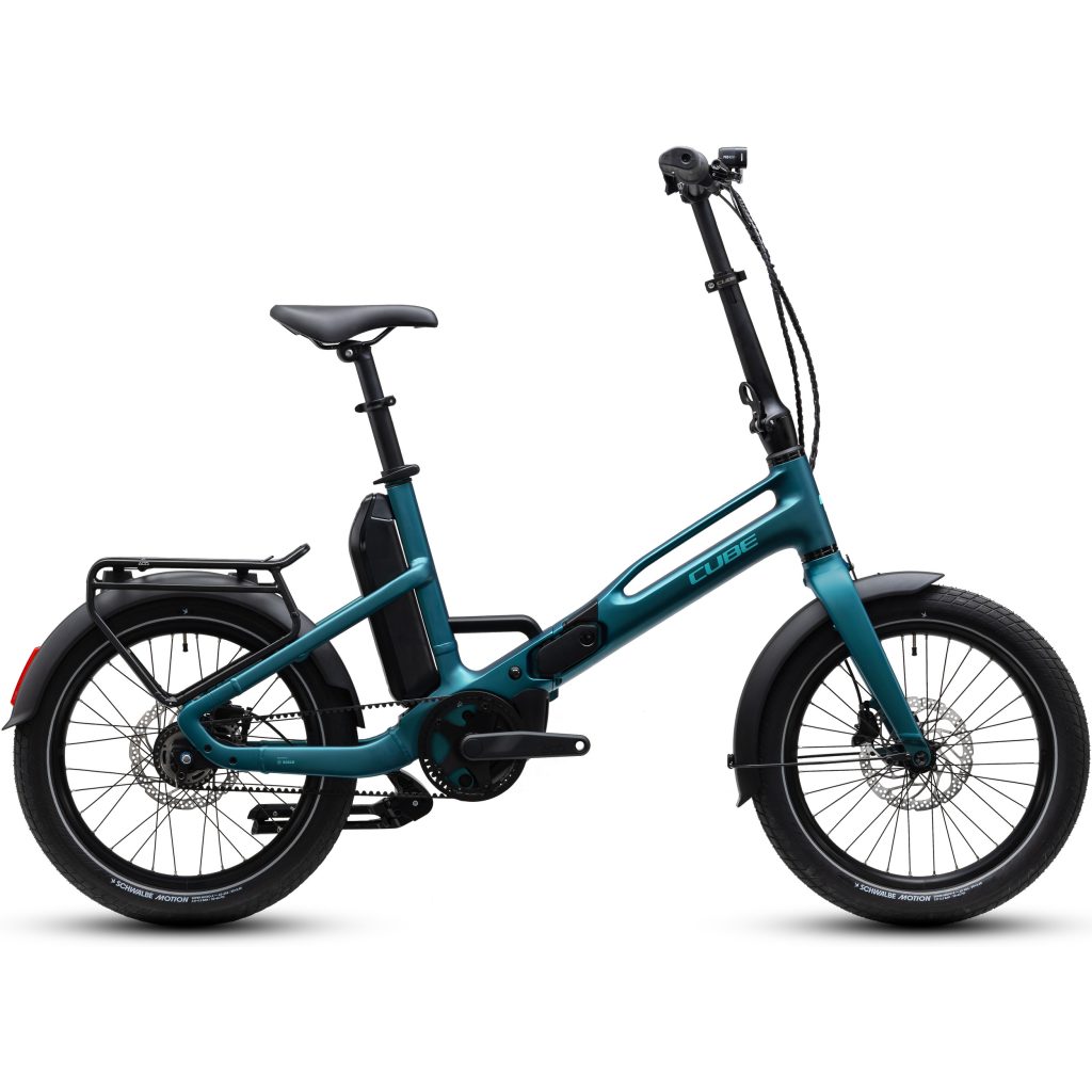 En turkosfärgad hopfällbar elcykel med svarta stänkskärmar, ett bagageställ bak och ett batteri monterat under sadeln. Cykeln har 20-tums hjul, en ram med låg instegshöjd och ett upprätt styre. Bakgrunden är helt vit.