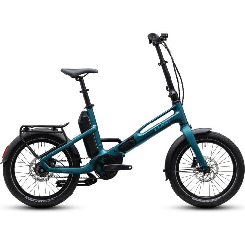 En turkosfärgad hopfällbar elcykel med svarta stänkskärmar, ett bagageställ bak och ett batteri monterat under sadeln. Cykeln har 20-tums hjul, en ram med låg instegshöjd och ett upprätt styre. Bakgrunden är helt vit.