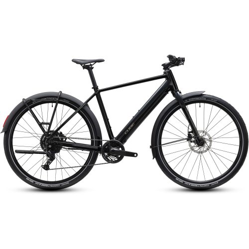 En svart pendlarcykel med skärmar fram och bak, rakt styre och skivbromsar, fotograferad från sidan mot en vit bakgrund. Cykeln har breda däck och en minimalistisk design.
