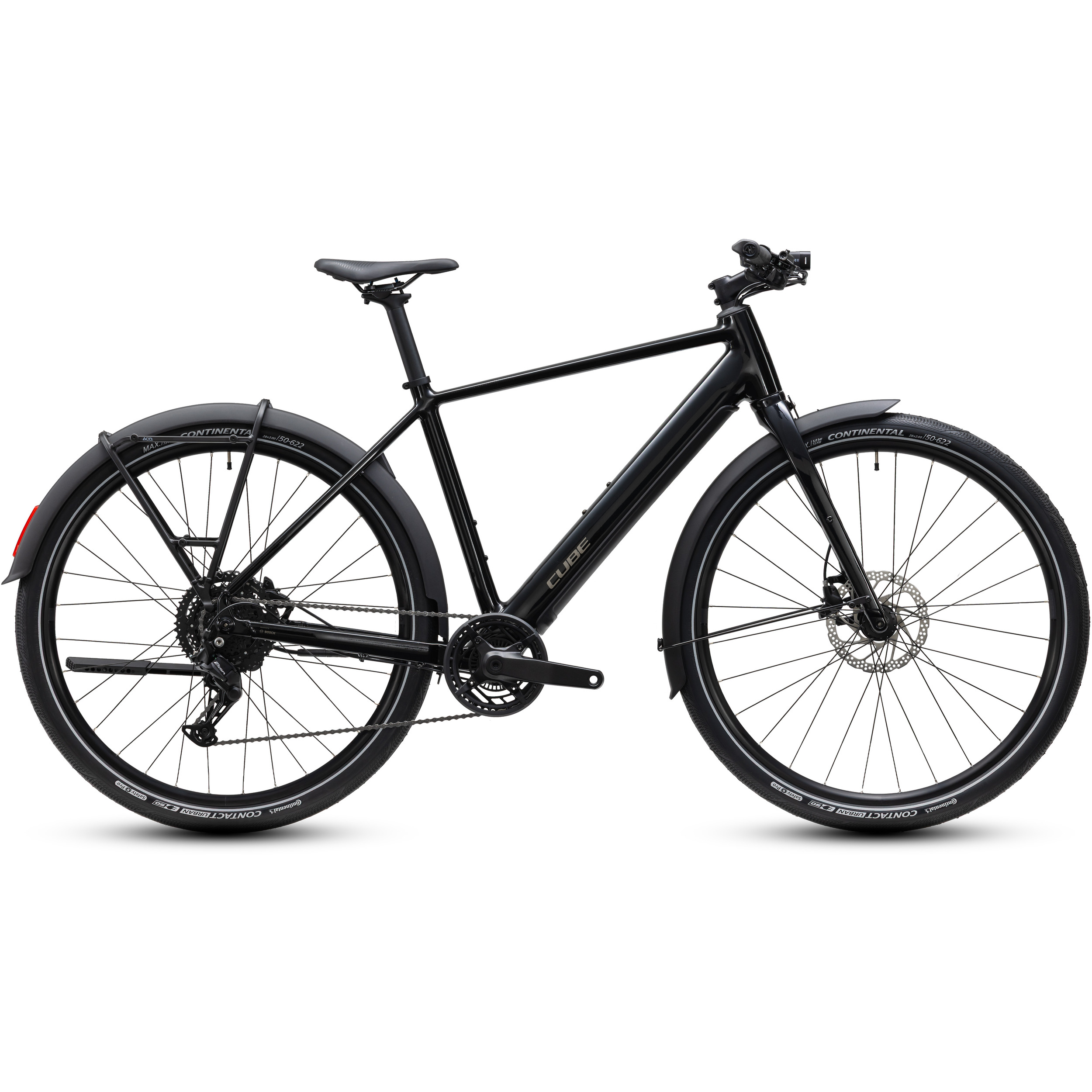 Cube 1122100 En svart pendlarcykel med skärmar fram och bak, rakt styre och skivbromsar, fotograferad från sidan mot en vit bakgrund. Cykeln har breda däck och en minimalistisk design.