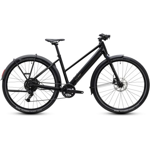 En svart hybridcykel med lågt insteg, skärmar fram och bak, rakt styre och däck av medelbredlek visas i sidoprofil mot en vit bakgrund.