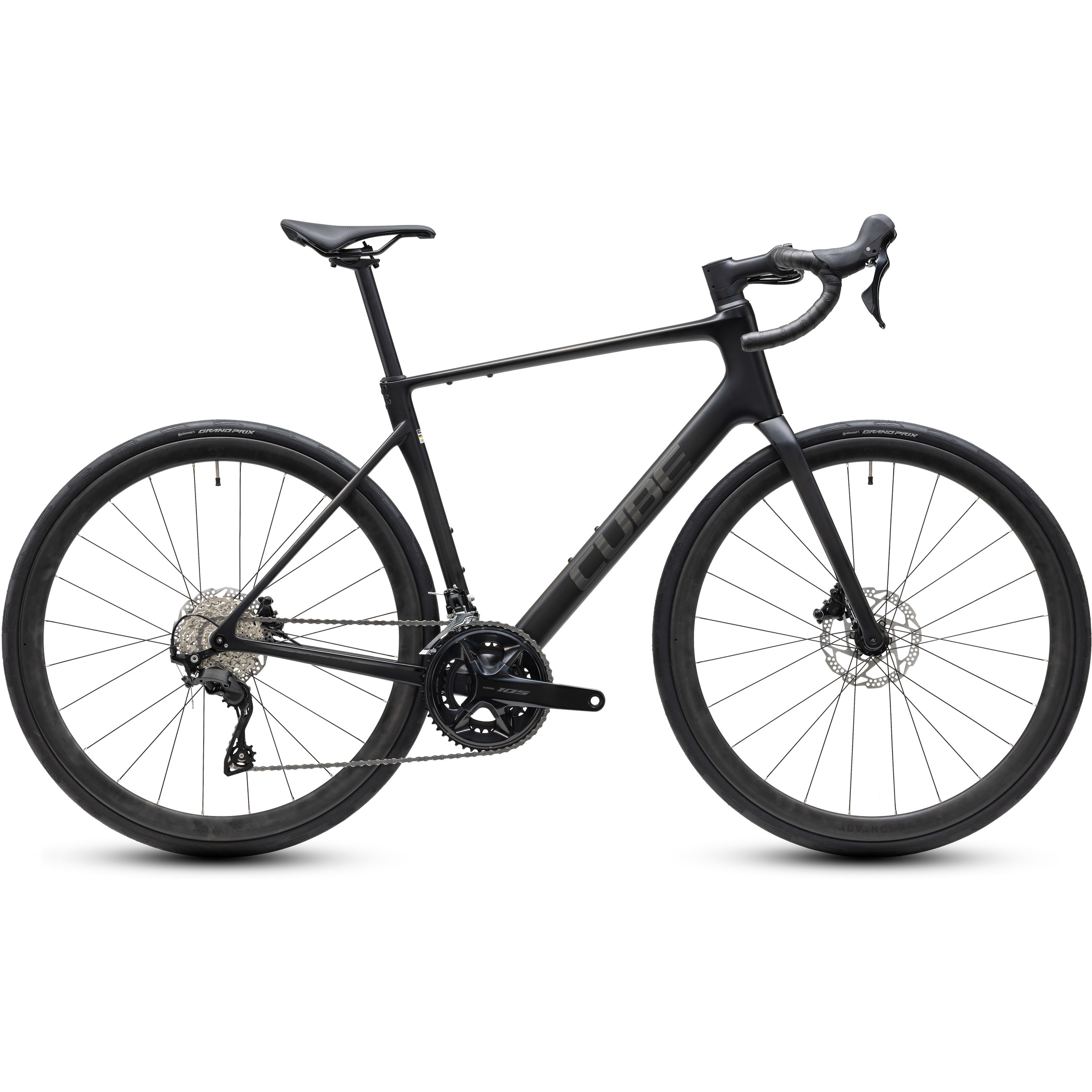 Cube 1131300 En mattsvart landsvägscykel med drop-styre, skivbromsar, smala däck och en lätt ram visas i sidovy mot en vit bakgrund. Cykeln har ett växelsystem med växelmekanism och en elegant, minimalistisk design.
